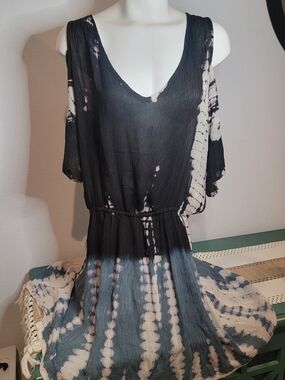 Young USA Black and Ivory Tie-Dye V-Neck Midi Dress
